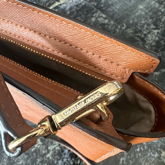 Michael Kors Small Tan Crossbody/Shoulder bag never worn - Picture 4 of 7